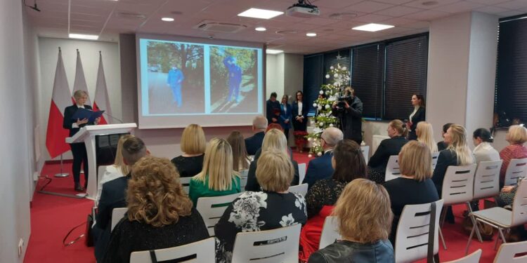 Byli na pierwszej linii w walce z pandemią. Dziś odebrali odznaczenia