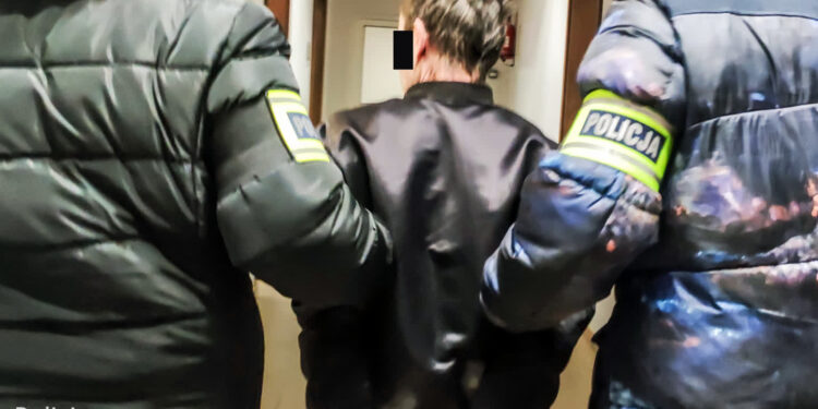 Gorzowscy policjanci odzyskali 12 tys., które seniorka rzuciła z balkonu oszustowi