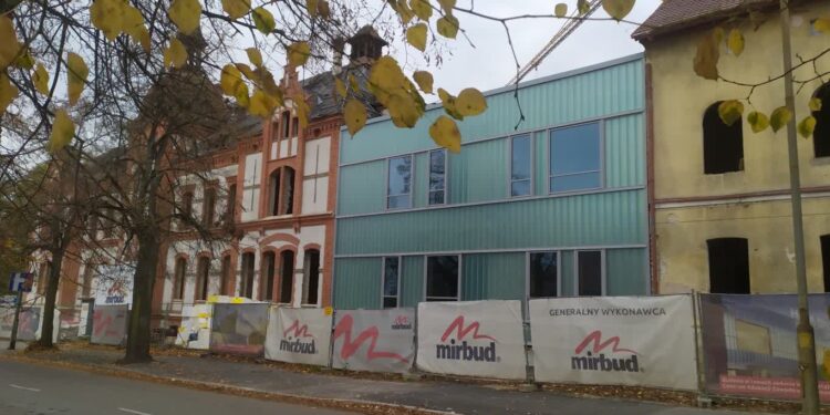 Co z żółtym budynkiem? Odpowiedź poznamy w kwietniu