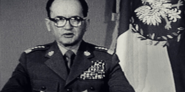 Gen. Wojciech Jaruzelski przekazuje za pośrednictwem telewizji informację o wprowadzeniu stanu wojennego, fot. IPN