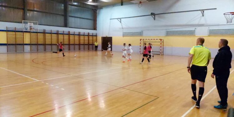 Ladies z pucharowym prezentem