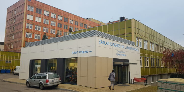 Biała sobota w szpitalnym laboratorium