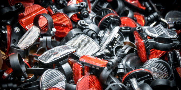 Gorzowscy policjanci wsparli zbiórkę odblasków dla uczniów na Ukrainie