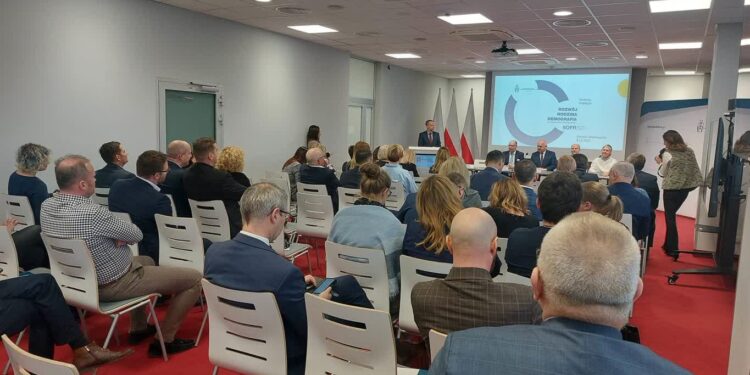 Młodzi uciekają. Jak ich zatrzymać?