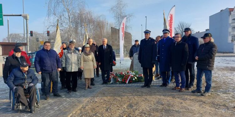 Złożyli kwiaty pod tablicą, ale dziś w innym miejscu