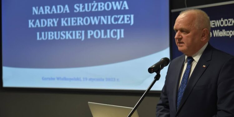 Wojewoda lubuski Władysław Dajczak spotkał się z policjantami