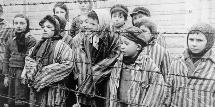 Dzieci Oświęcimia, kadr z filmu nagranego po wyzwoleniu Auschwitz przez ekipę filmową radzieckiej armii Źródło: Wikimedia Commons / domena publiczna