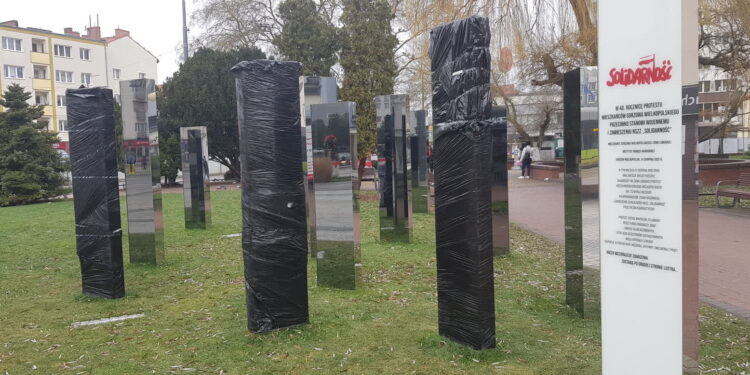 Uszkodzone kolejne elementy historycznej instalacji w centrum Gorzowa