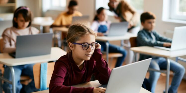 W nowym roku szkolnym wszyscy uczniowie IV klas otrzymają nieodpłatnie laptopy. Fot. Envato