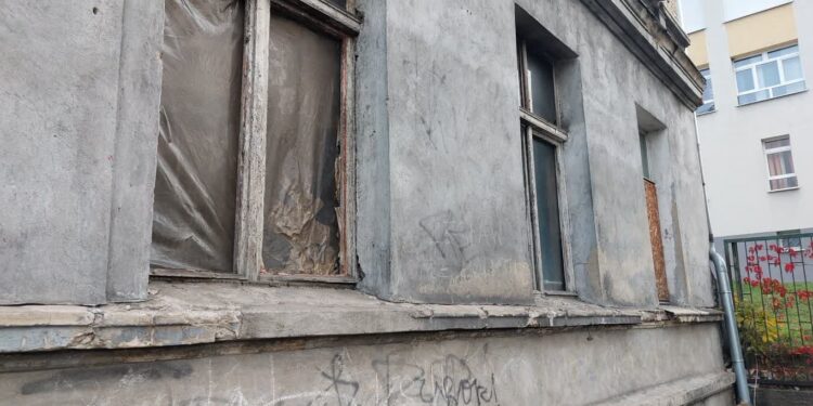 Kilkaset mieszkań czeka na remont. Miasto ma plan