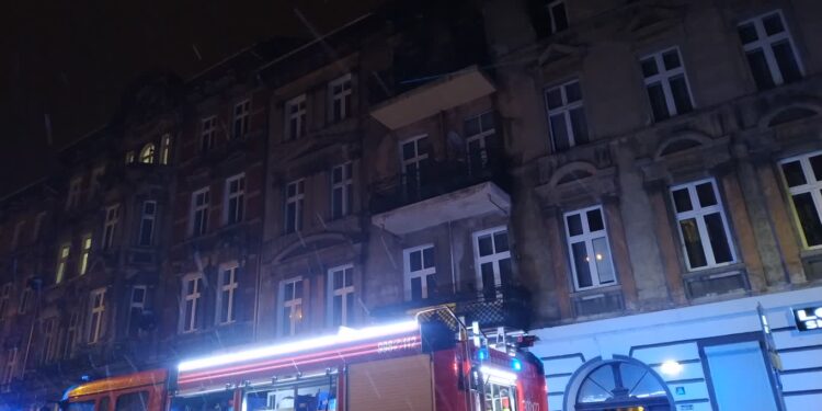 Pożar w kamienicy w Gorzowie – cztery osoby podtruły się dymem