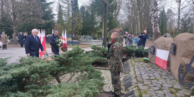 Kwiaty pod pomnikiem AK