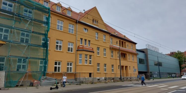 Układają już glazurę. Szkoła będzie gotowa na wrzesień