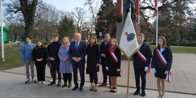 Imieniny Józefa Piłsudskiego i kwiaty pod pomnikiem
