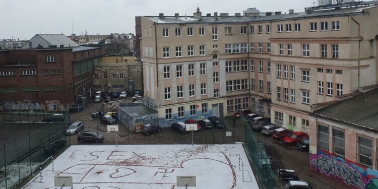 Swastyka na boisku "elektryka"