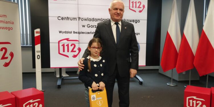 Wojewoda przekazał defibrylator placówce w Nowinach Wielkich