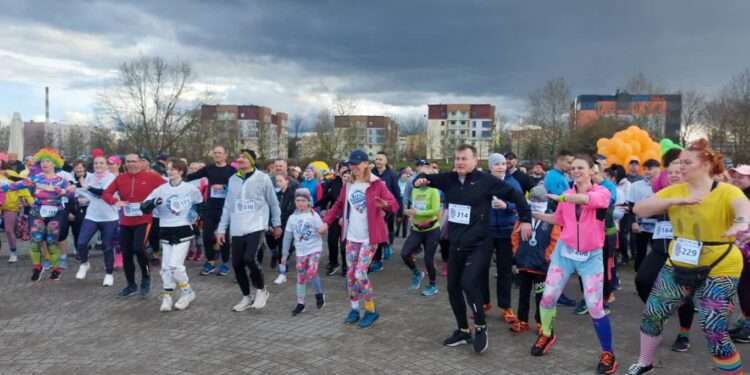 Pobiegli w kolorowych skarpetach