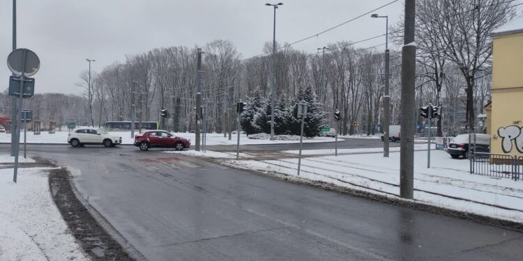 Zima jeszcze się z nami nie żegna. Uważajcie na drogach