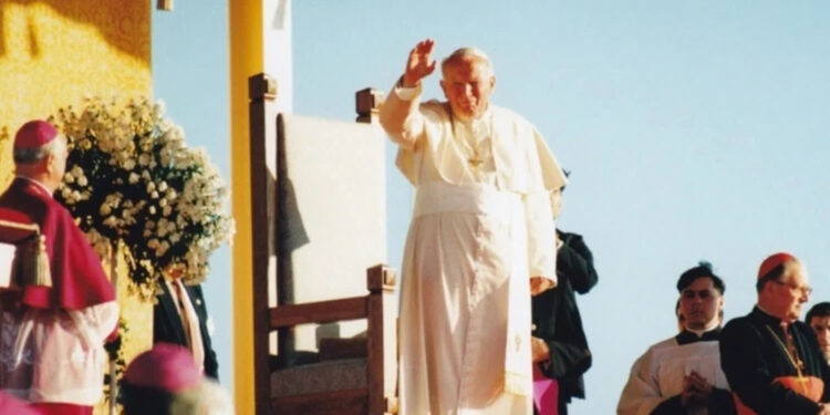 Z okazji rocznicy śmierci św. Jana Pawła II msze, marsze i Drogi Krzyżowe