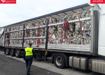 Wwiózł do Polski 19 ton odpadów. Tłumaczył, że chciał u nas tylko zatankować…