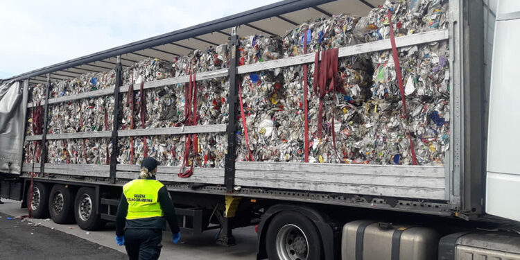 Wwiózł do Polski 19 ton odpadów. Tłumaczył, że chciał u nas tylko zatankować…