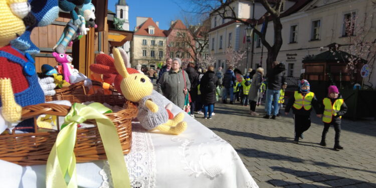 Zając znaleziony. 800 dzieci na deptaku na przedświątecznej zabawie
