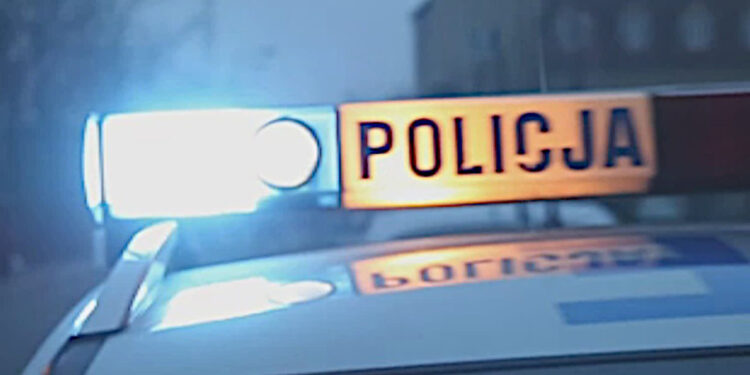 Dwie martwe osoby w samochodzie. Policja bada szczegóły