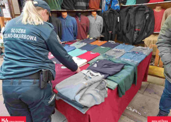 Prawie 600 sztuk podrobionej odzieży. Celnicy z Lubuskiego kontrolowali przygraniczne bazary
