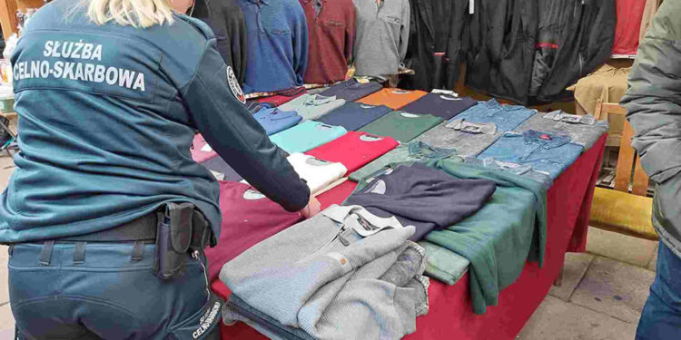 Prawie 600 sztuk podrobionej odzieży. Celnicy z Lubuskiego kontrolowali przygraniczne bazary