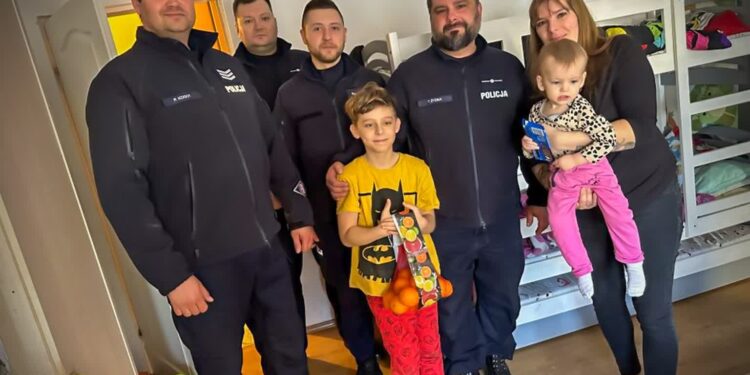 Gorzowscy policjanci i młodzież pomogli kobiecie wychowującej siedmioro dzieci