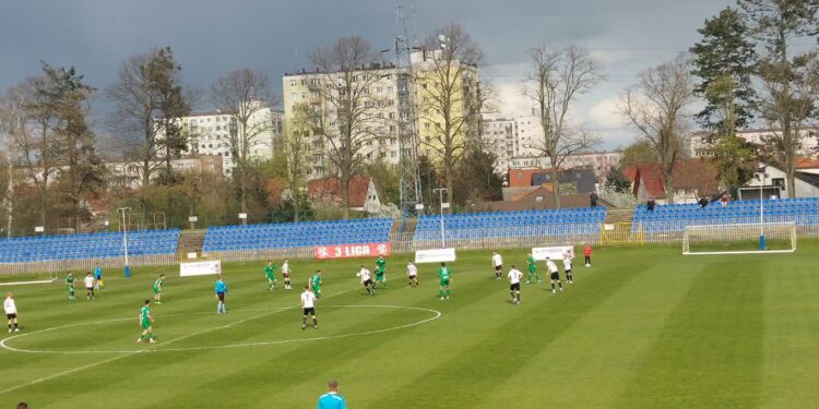 Młoda Warta się stawiała, ale Carina awansowała