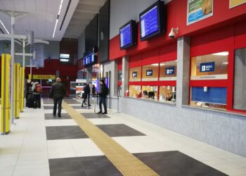 Napadali na podróżnych w pociągach. 24 członków gangu na ławie oskarżonych