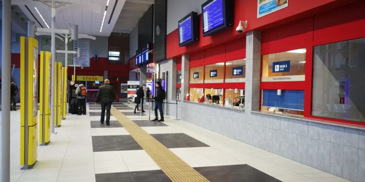 Napadali na podróżnych w pociągach. 24 członków gangu na ławie oskarżonych