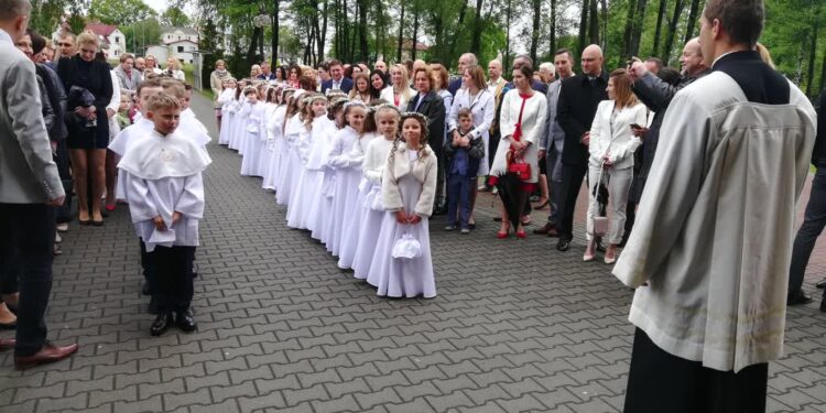 I Komunia św. W Kościele w Polsce dzieci przystępują do niej na zakończenie III klasy