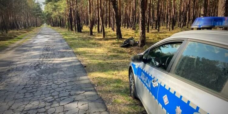 W nocy, w środku lasu zepsuł mu się rower. Za pomoc dziękuje policjantom z Międzyrzecza