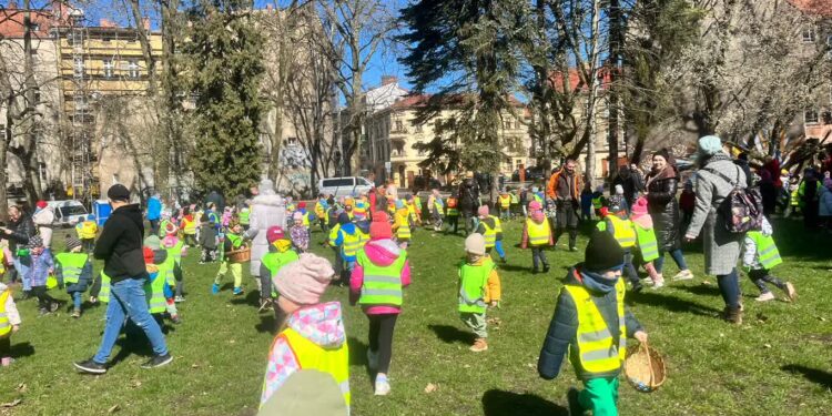 Wielkanocne Zbieranie Jajek w Parku Róż