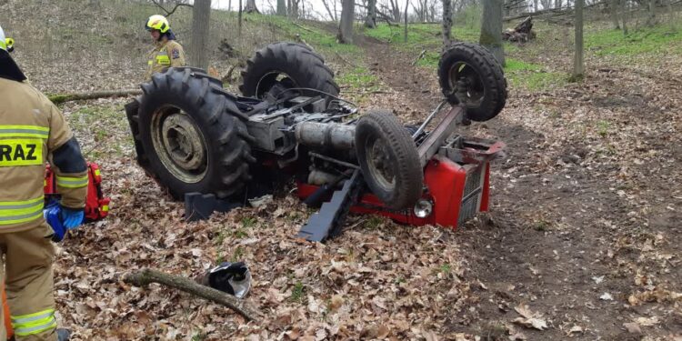 Nie żyje mężczyzna przygnieciony przez ciągnik w Nowinach Wielkich