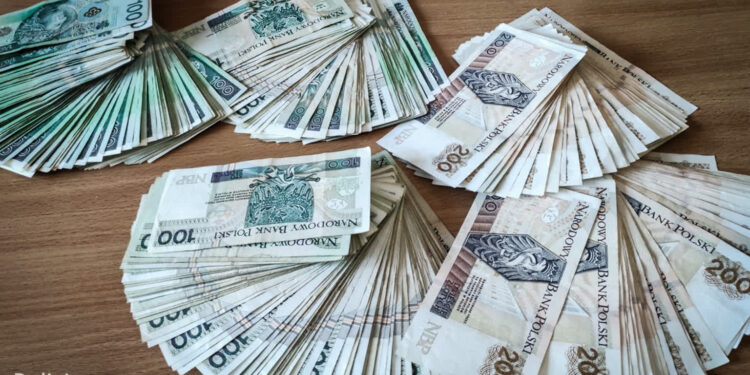 Policjanci odzyskali pieniądze wyłudzone od seniora z Gorzowa