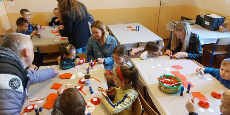 Warsztaty robienia flag i kokard narodowych w Muzeum Lubuskim