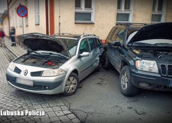 Staranował betonowy płot i osobowe auto. Pijany 20 – latek prowadził bez prawa jazdy