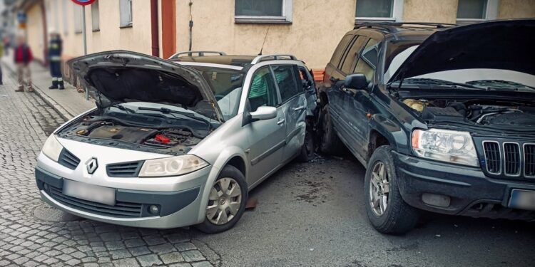 Staranował betonowy płot i osobowe auto. Pijany 20 – latek prowadził bez prawa jazdy