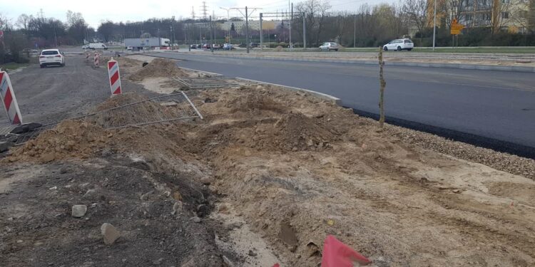 Na DK22 leją asfalt