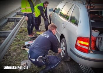 Odkręcone koło podczas jazdy na autostradzie A2. Pomogli świebodzińscy policjanci