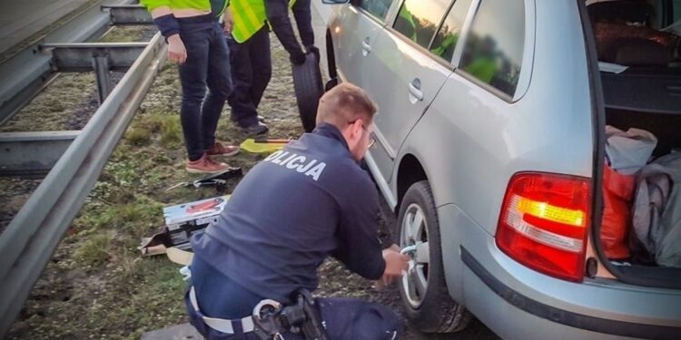 Odkręcone koło podczas jazdy na autostradzie A2. Pomogli świebodzińscy policjanci