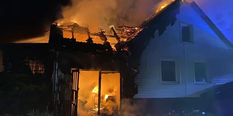 Pożar domu w Wilkowie. Straty oszacowano wstępnie na 800 tys. zł