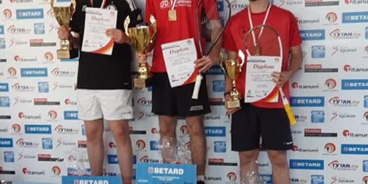 Michał Stawarski na podium (pierwszy z prawej)