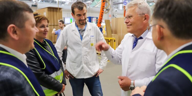 Telewizory w prezencie dla uczniów i seniorów