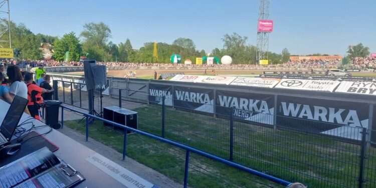 Mecz opóźniony i szybciej zakończony. Stal wygrała w Krośnie w dziwnych okolicznościach