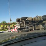 Wywrócona ciężarówka na Zawackiej
