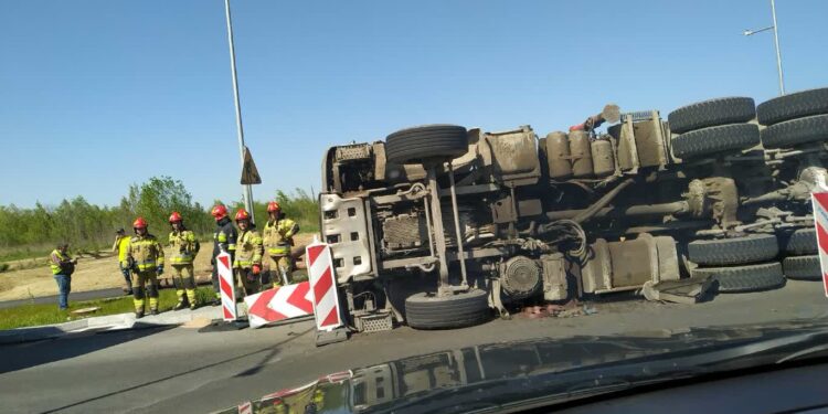 Wywrócona ciężarówka na Zawackiej